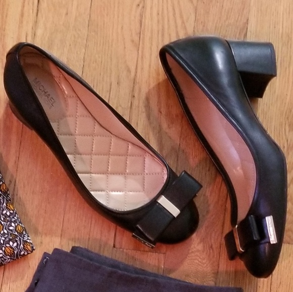 Michael Kors Shoes - NEW 💖 MKors Leather Mid Heel Black Pumps